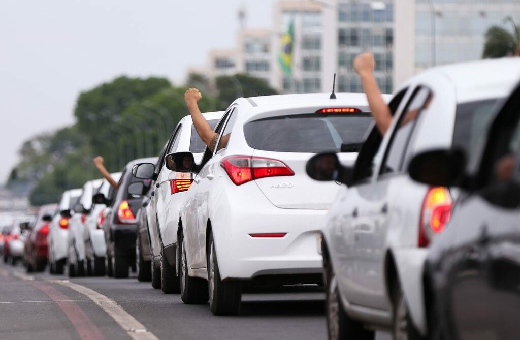 Motoristas de aplicativos de todo o Brasil fazem buzinaço em frente ao Congresso Nacional em protesto contra projeto de lei que regulamenta aplicativos de transporte privado, como Uber e Cabify (Marcelo Camargo/Agência Brasil)