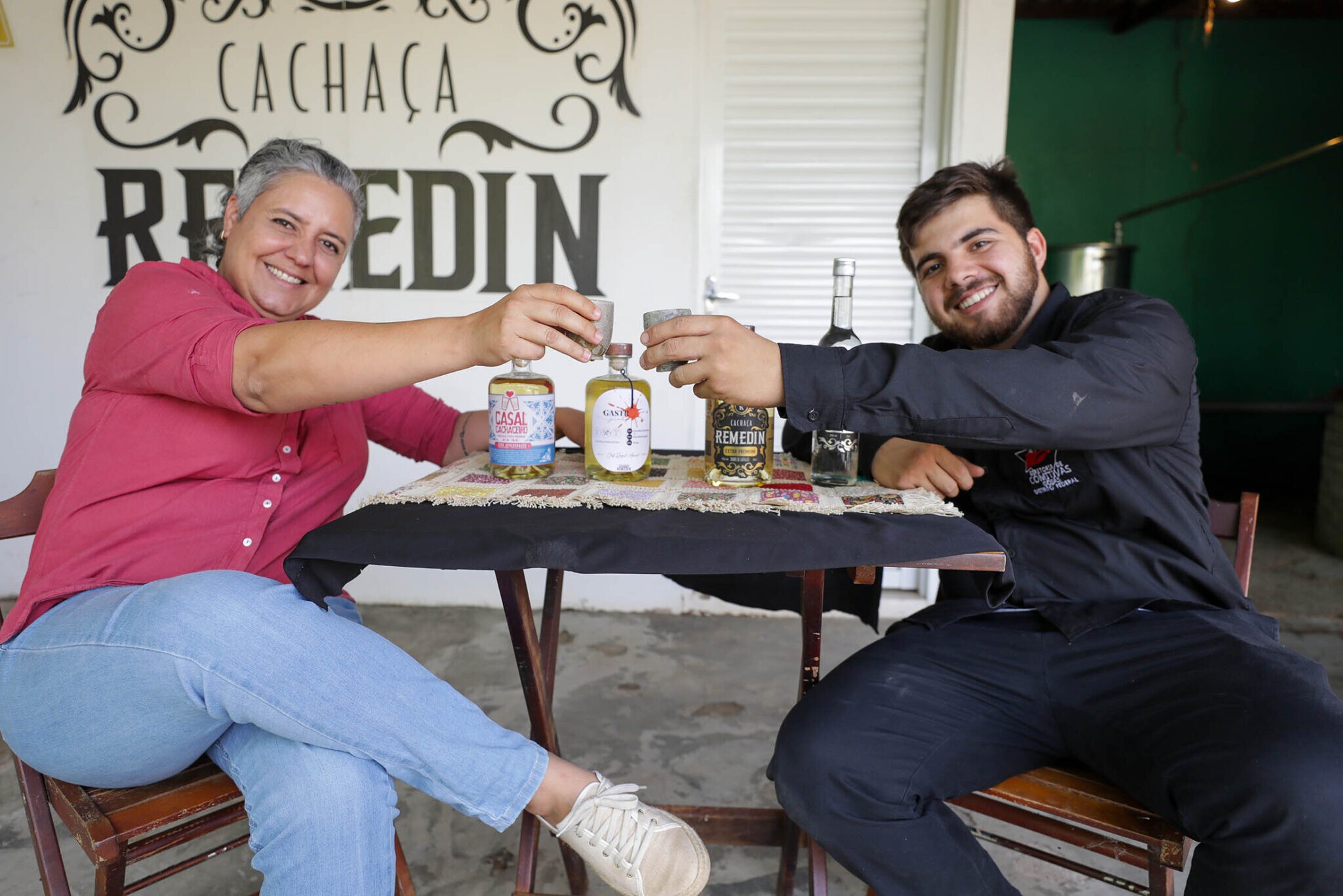 A chef Raquel Amaral e o produtor João Chaves investem na produção de cachaça no DF | Fotos: Tony Oliveira/Agência Brasília