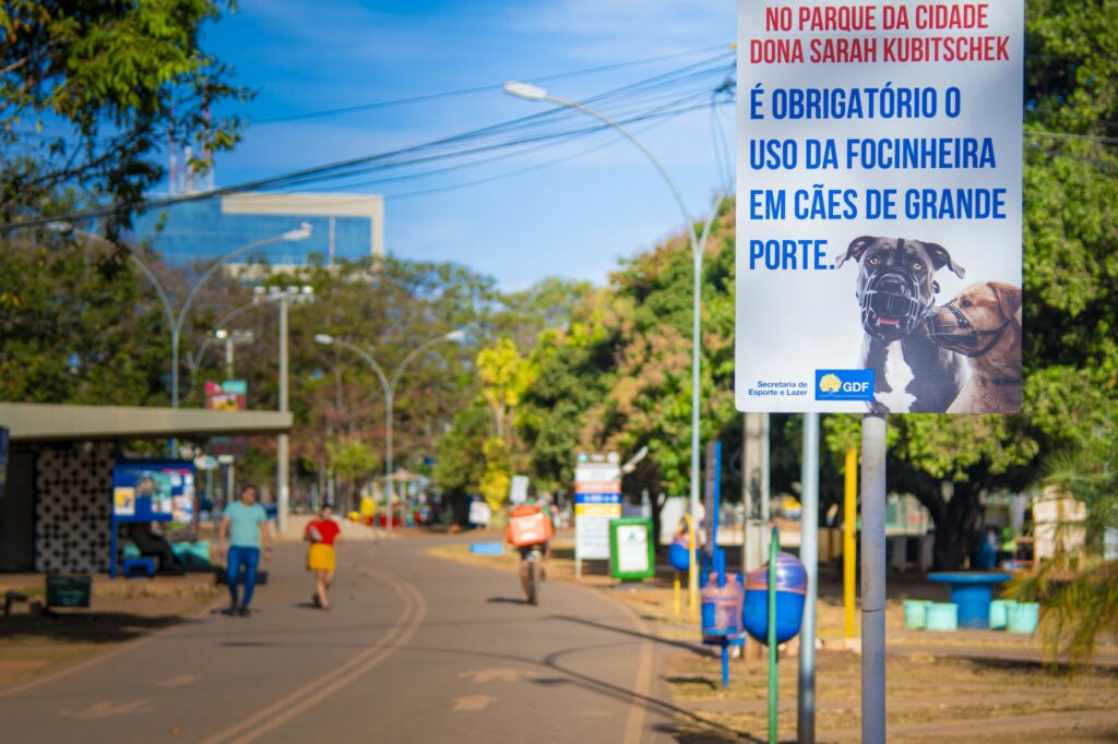 Placas instaladas no Parque da Cidade alertam para uso de equipamentos de segurança em animais que circulam no local | Foto: Divulgação/SEL