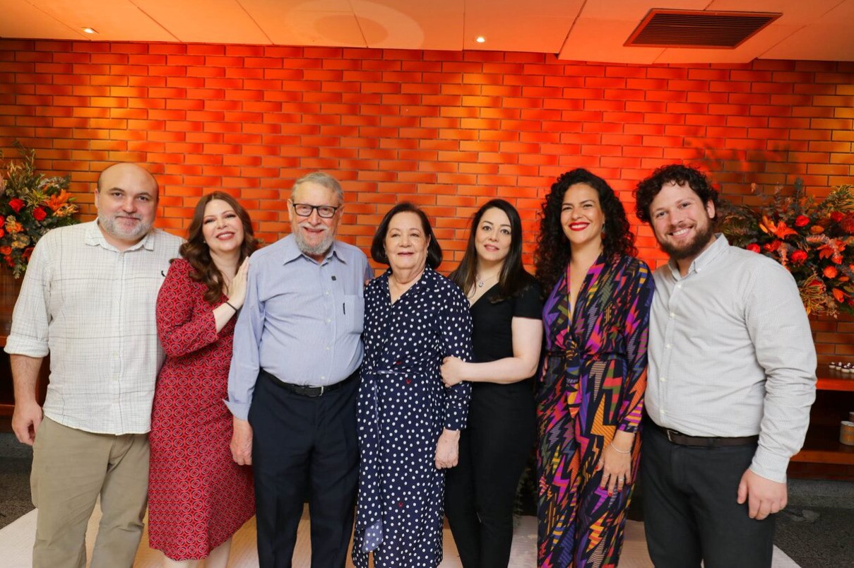 Rafael Costacurta, Giuliana, Francisco, Carmélia, Graziela e Gigliola Ansiliero com Nicholas Shores