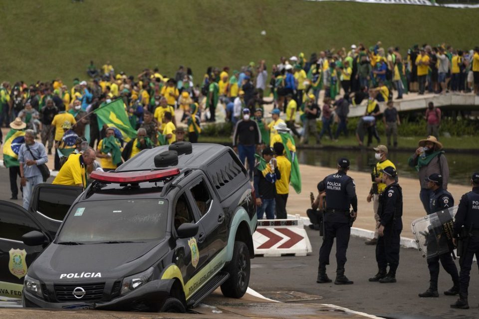 Manifestantes fazem ato contra governo no dia 8 de janeiro 2023