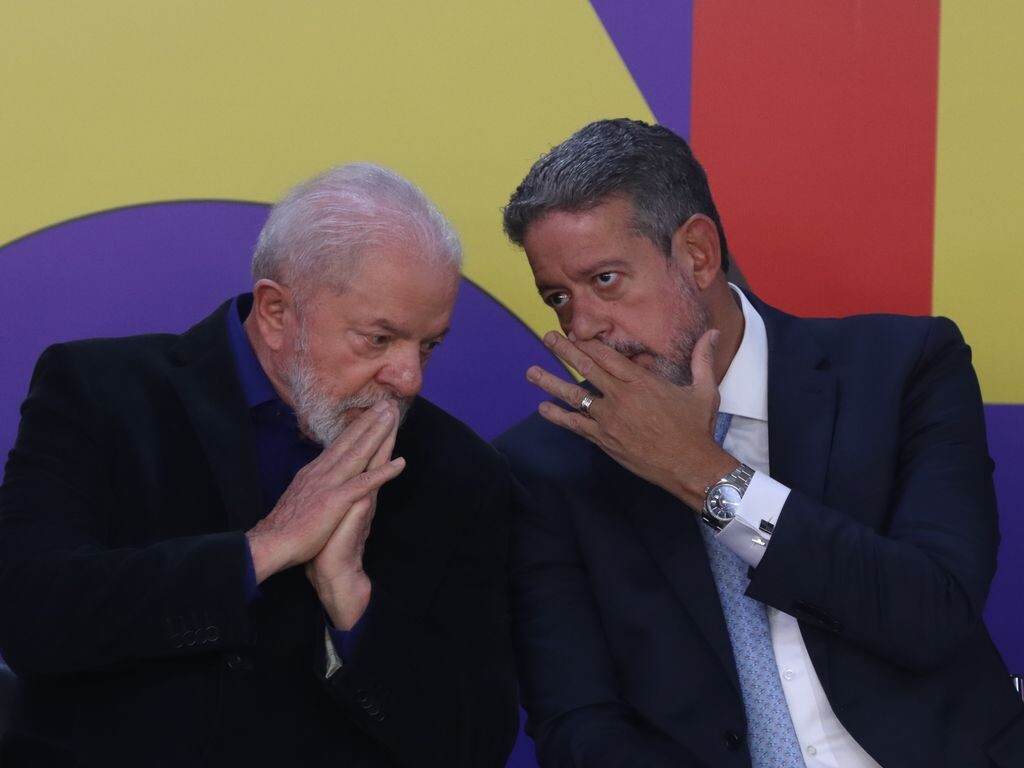 O presidente da Câmara, Arthur Lira (PP-AL), em conversa com o presidente Lula