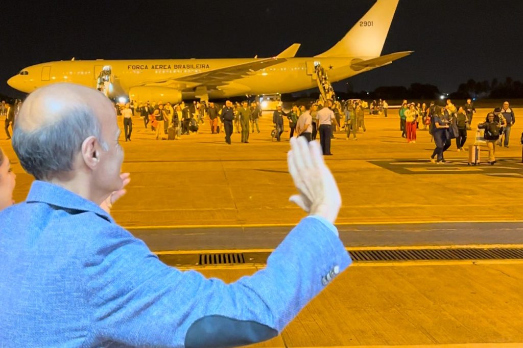 Secretário de Relações Internacionais, Paco Britto recebe repatriados