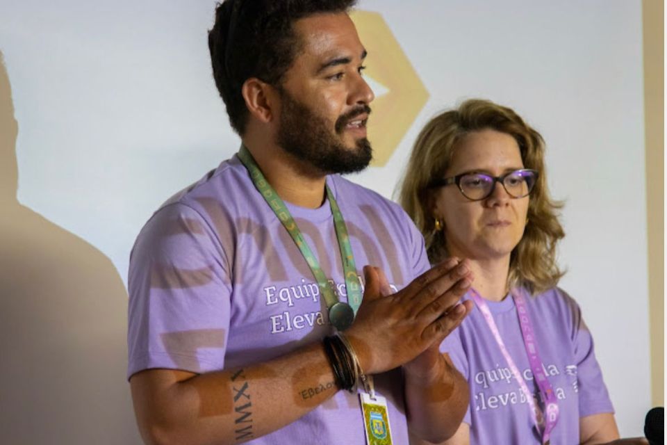 Philip Alves e Vanessa Rivera, professores de Ciências e orientadores dos projetos de 6º ao 8º anos da STEAM FAIR.