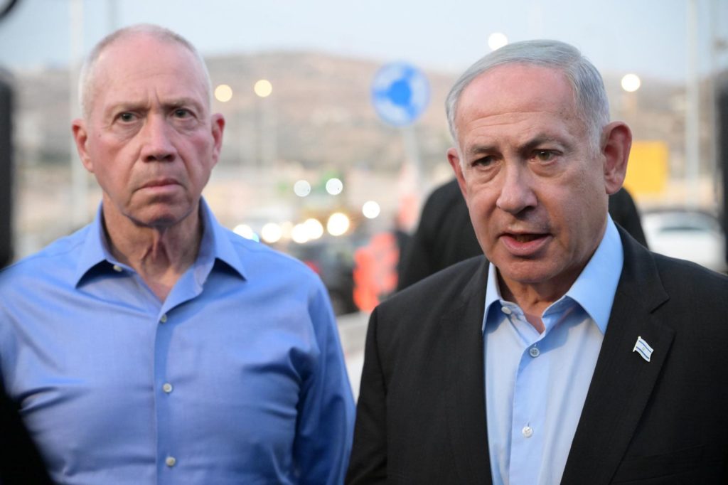 O ministro da Defesa, Yoav Galant (à esquerda), com o primeiro-ministro Benjamin Netanyahu: cerco a Rafah não vai ser interrompido