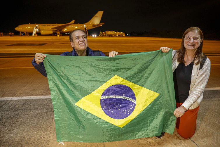 Casal celebra chegada ao Brasil