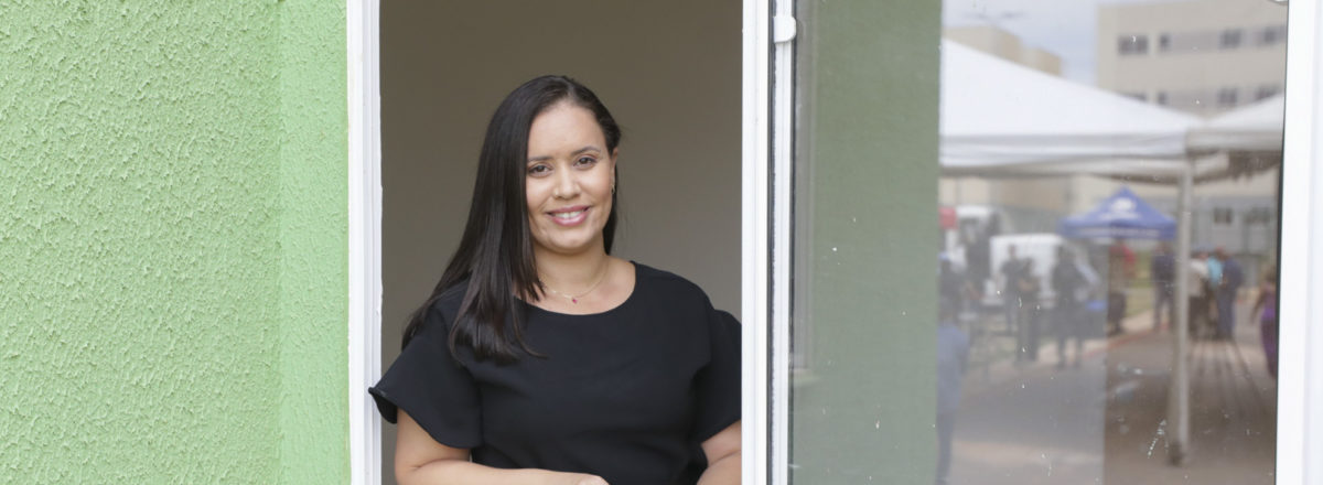 A empresária Camila Antunes comemora: “As prestações do programa habitacional do governo são mais baixas, cabem no meu bolso. E o imóvel é tão lindo que chorei na primeira vez em que entrei nele” | Fotos: Renato Alves/Agência Brasília