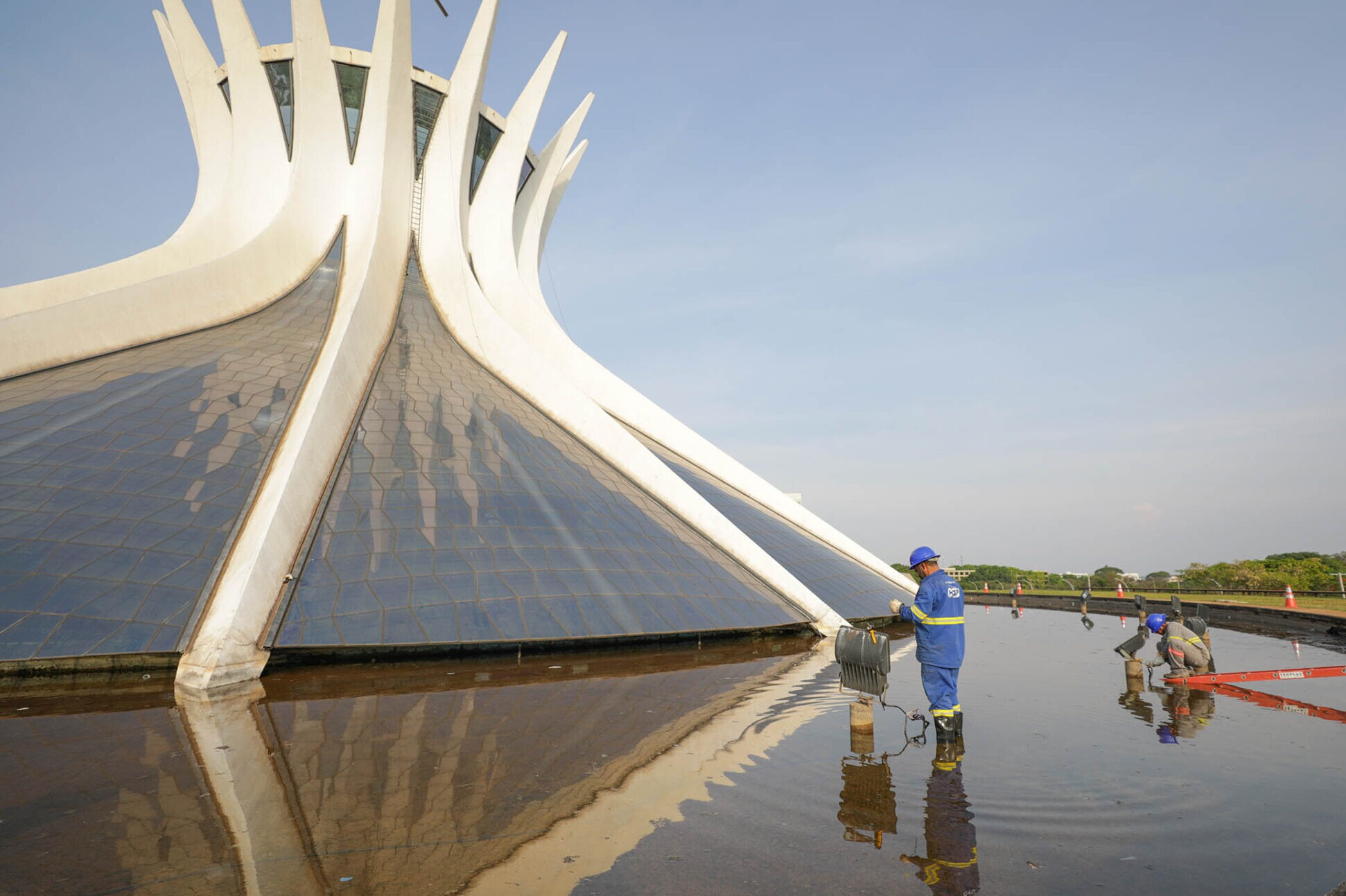Com ajuda de reeducandos, Catedral de Brasília ganha mutirão de limpeza