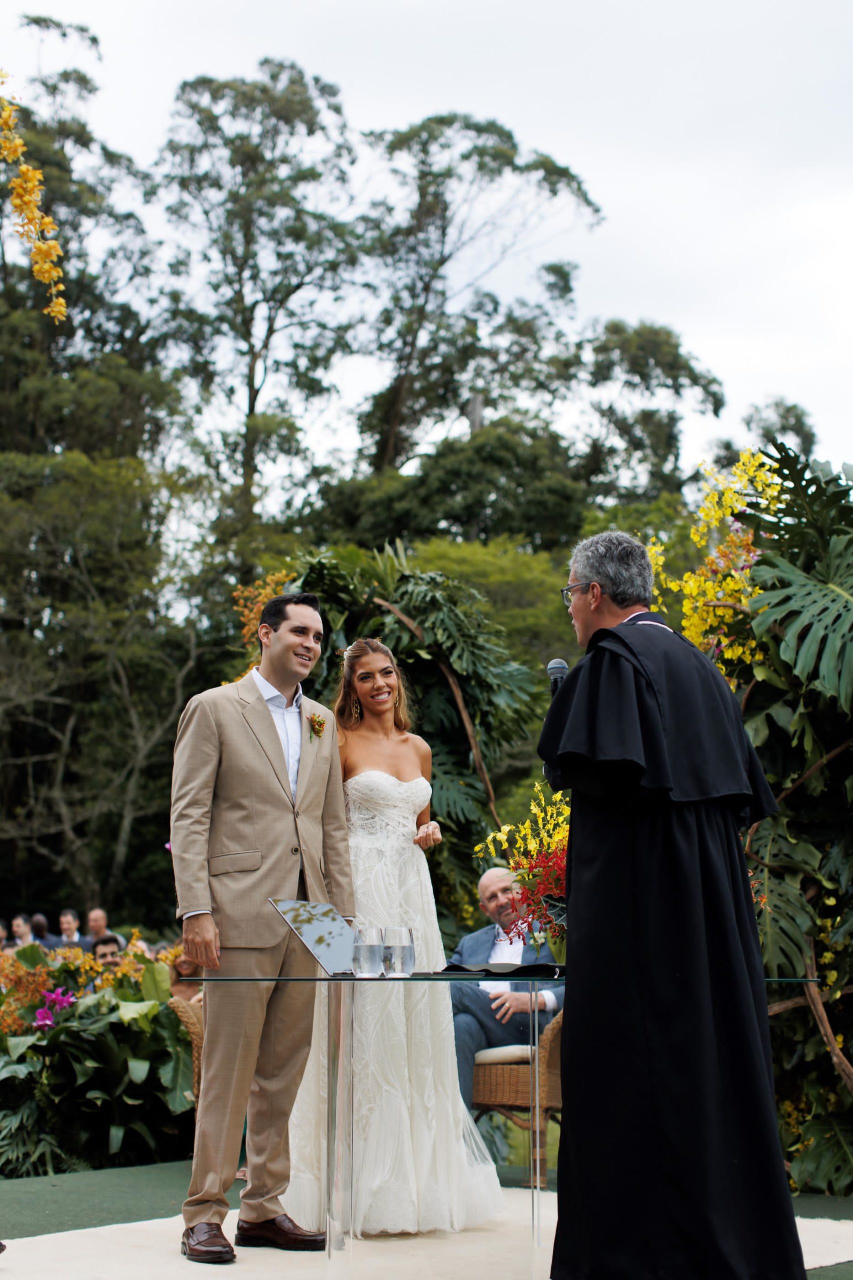 Os noivos com Gustavo, celebrante do casamento civil (Foto: Bru & Fer Cesar
)