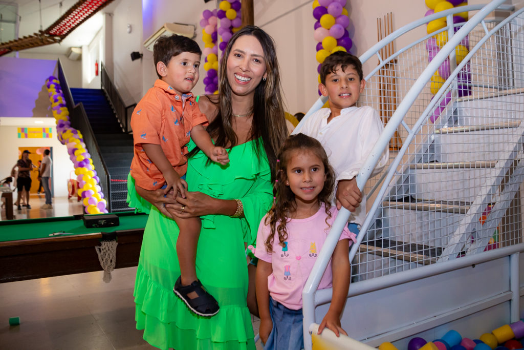 Ludmila Sa Teles e os filhos Lucas, Enzo e Isadora