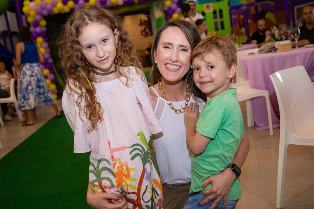 Nahara Gomes e os filhos Sofia e João