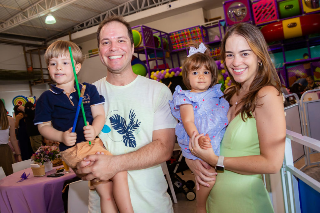 Thiago e Bárbara Vieira e os filhos Eduardo e Beatriz