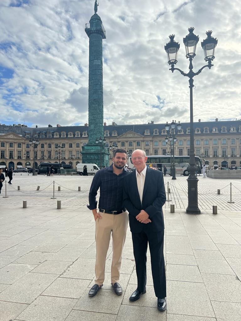 Pai e filho, os advogados Duda e Zeca Alckmin na Place Vendôme, onde se realiza o encontro (Foto: Cortesia)