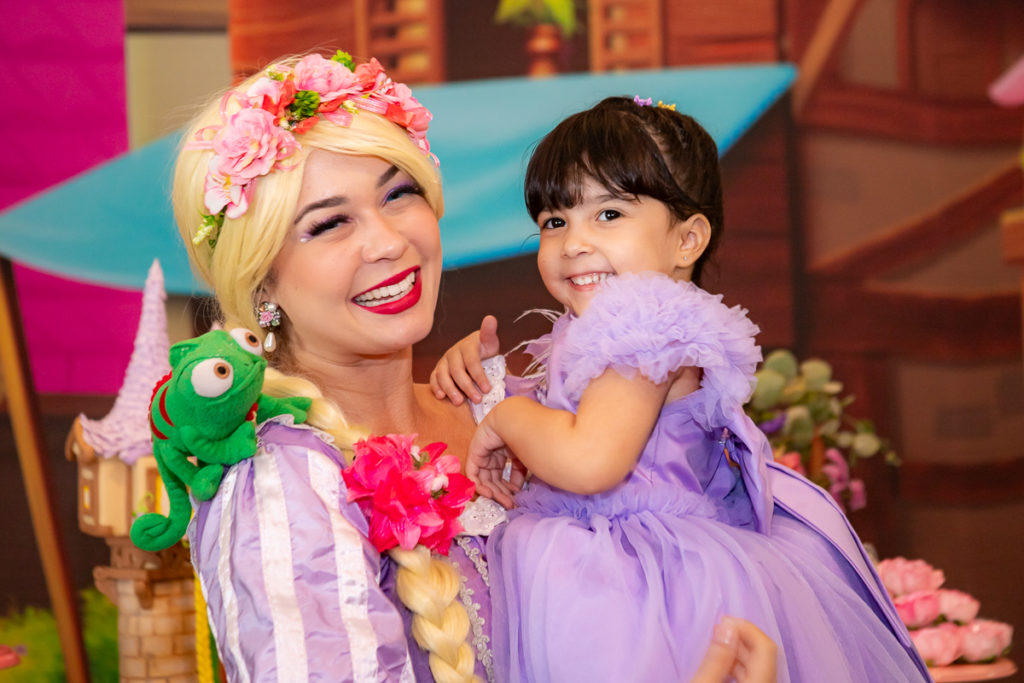 Rafaela Bastos e a personagem Rapunzel