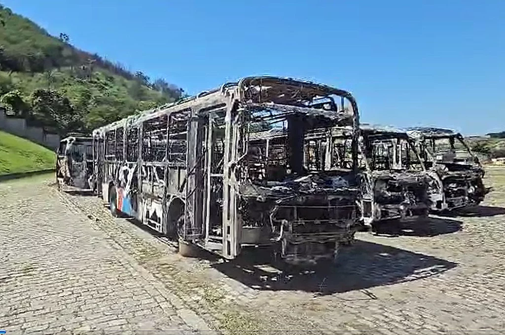 Ônibus são queimados no Rio