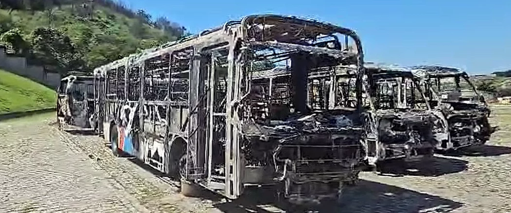 Ônibus são queimados no Rio