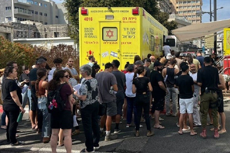 Israelenses fazem fila para doar sangue após o ataque terrorista.