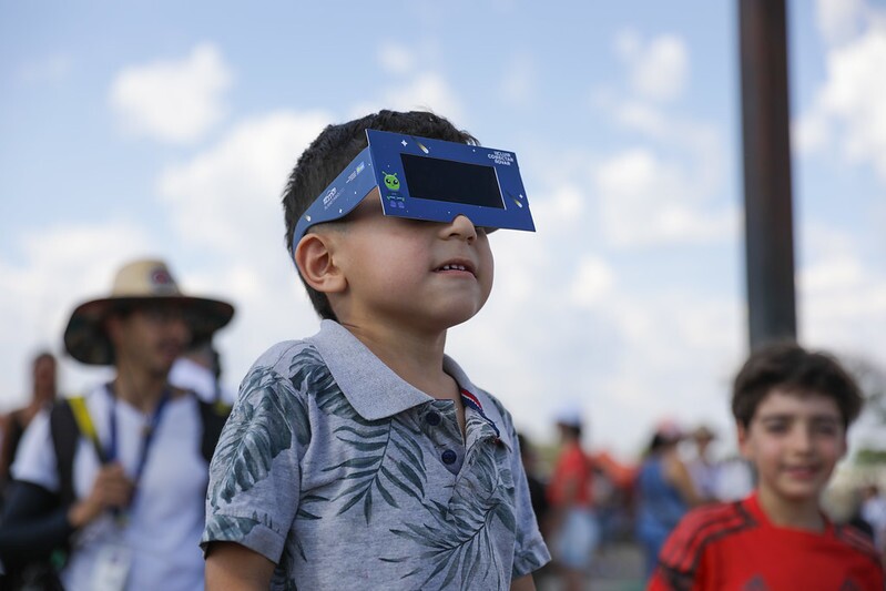 Mais de 3 mil se reúnem pra ver eclipse solar na Praça do Cruzeiro