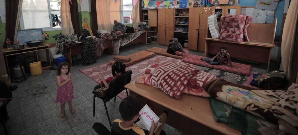 Famílias inteiras estão instaladas em escolas de Gaza