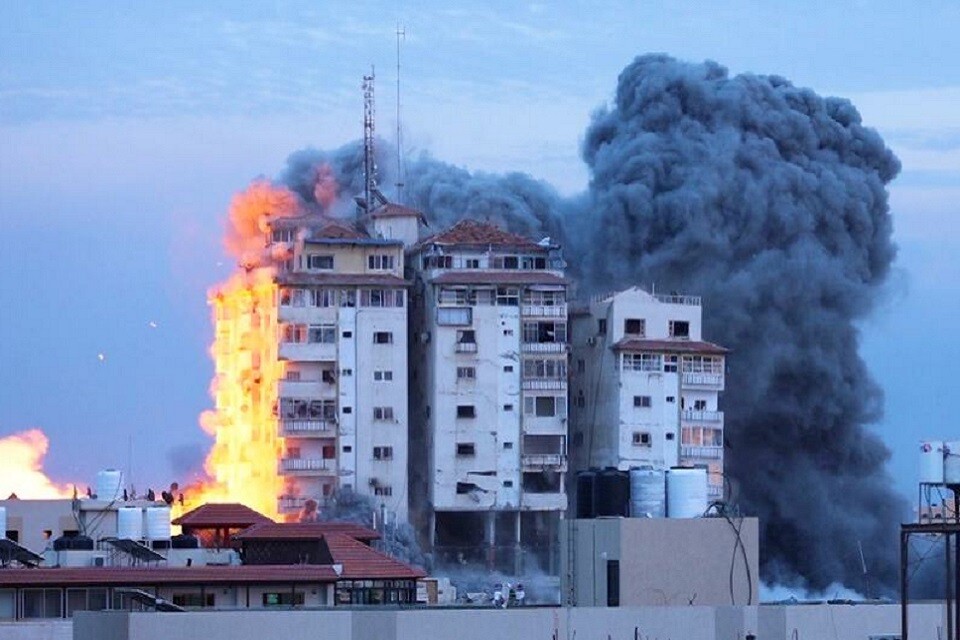 Ataques em Gaza deixam prédios em chamas