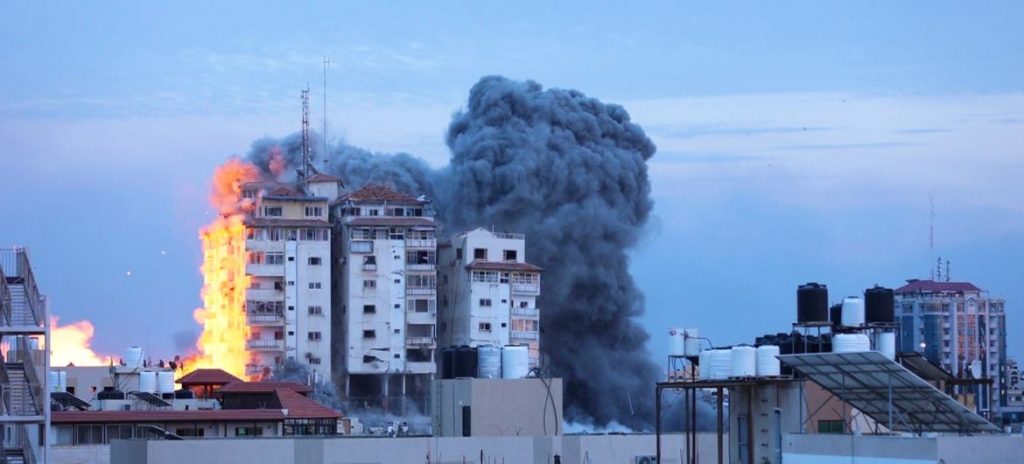 Em Gaza, um edifício pega fogo após as ações de Israel.