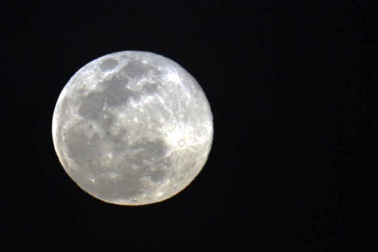 Eclipse da lua ocorre hoje e poderá ser visto pela internet