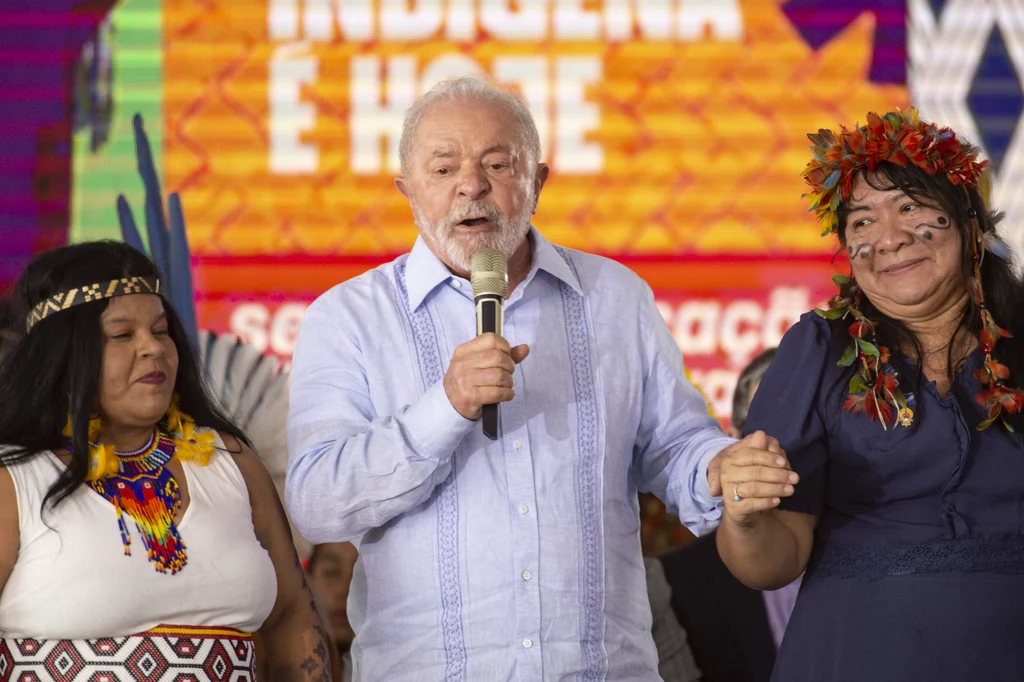 Joenia Wapichana ao lado de Lula e da ministra dos Povos Indígenas