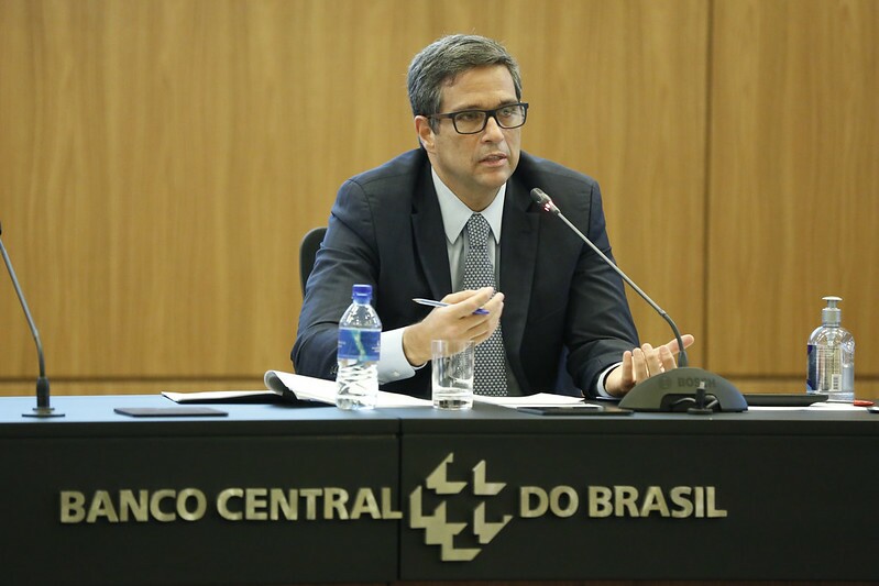Roberto Campos Neto, presidente do BC, indicou que o Copom deve seguir cortando a taxa pelo menos até maio