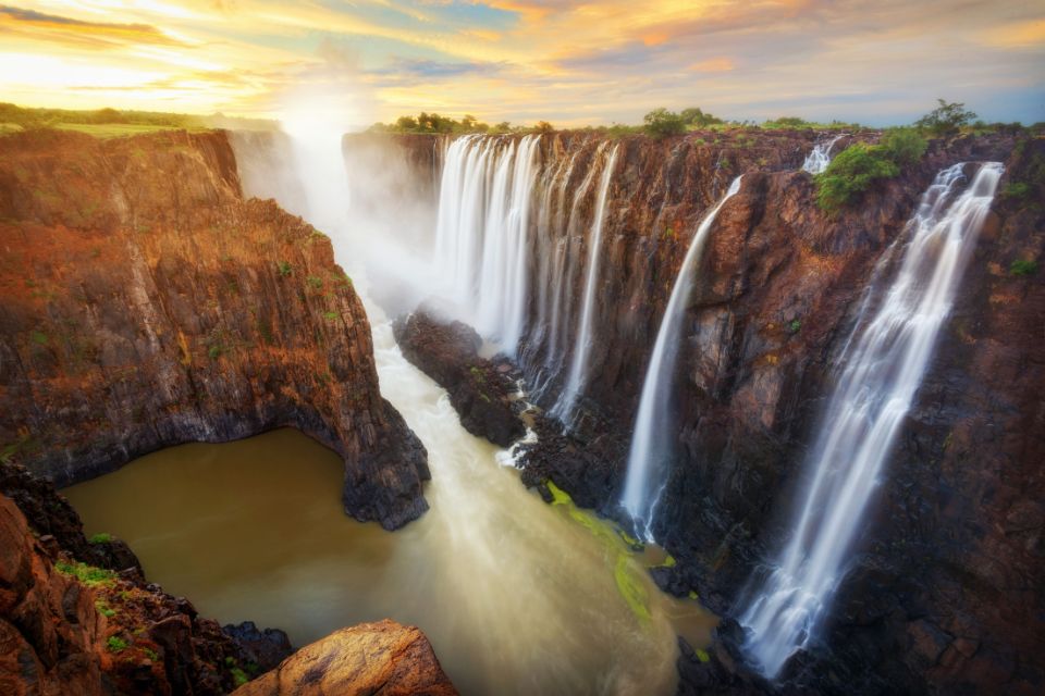 3. Cataratas Vitória, Zimbábue  Leia mais em: https://forbes.com.br/forbeslife/2023/11/cataratas-do-iguacu-sao-uma-das-belezas-naturais-mais-populares-do-mundo-veja-top-10/#foto3