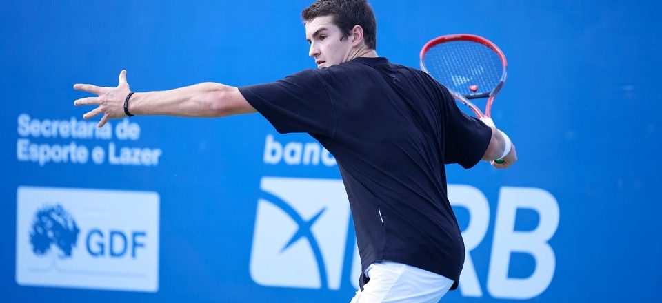 A revelação brasileira João Fonseca, de 17 anos e número 1 do ranking mundial juvenil, enfrenta o norte-americano Aleksandar Kovacevic (120°), cabeça de chave n° 4