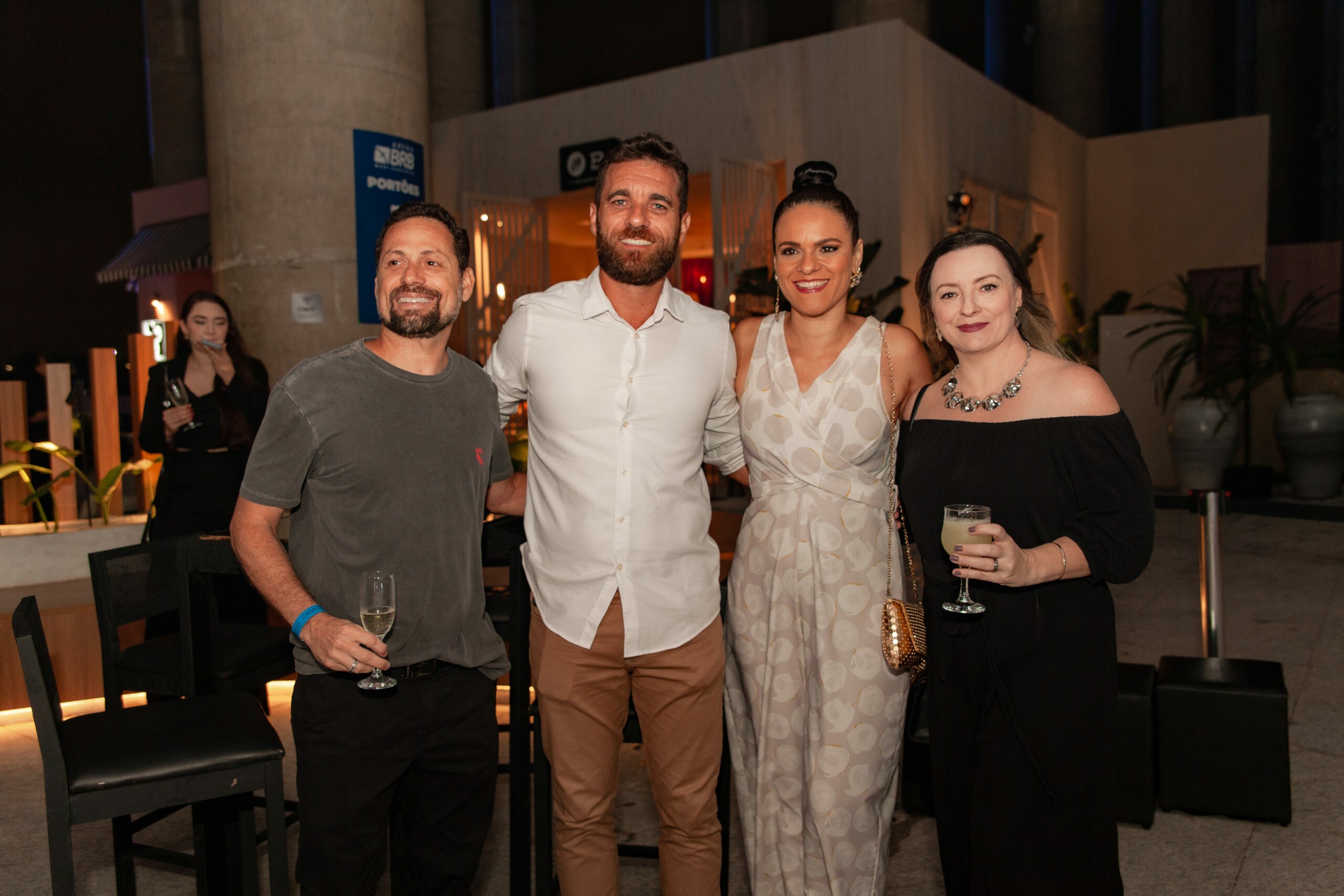 Apoena Parente Daniel Lopes e Fabíola Lopes e Daniela Wiechoreki