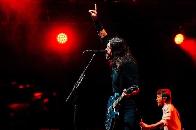 Vocalista do Foo Fighters é proibido de falar palavrão no show em Abu Dhabi