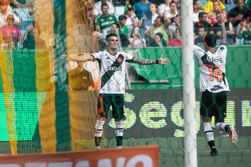 Gabriel Pec comemora o primeiro gol do Vasco na Arena Pantanal