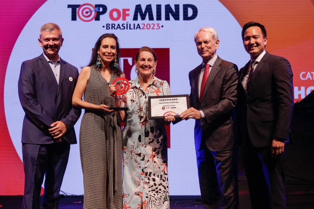 Marcos Atayde, Melissa Gontijo, Wilma Pereira, Paulo Octavio e Renato Matsunaga na entrega do prêmio Top of Mind para o Taguatinga Shopping
