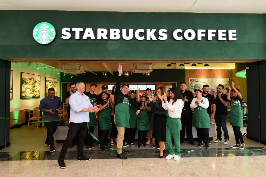 Marcos Atayde comemora as inaugurações do Taguatinga Shopping, como o Starbucks