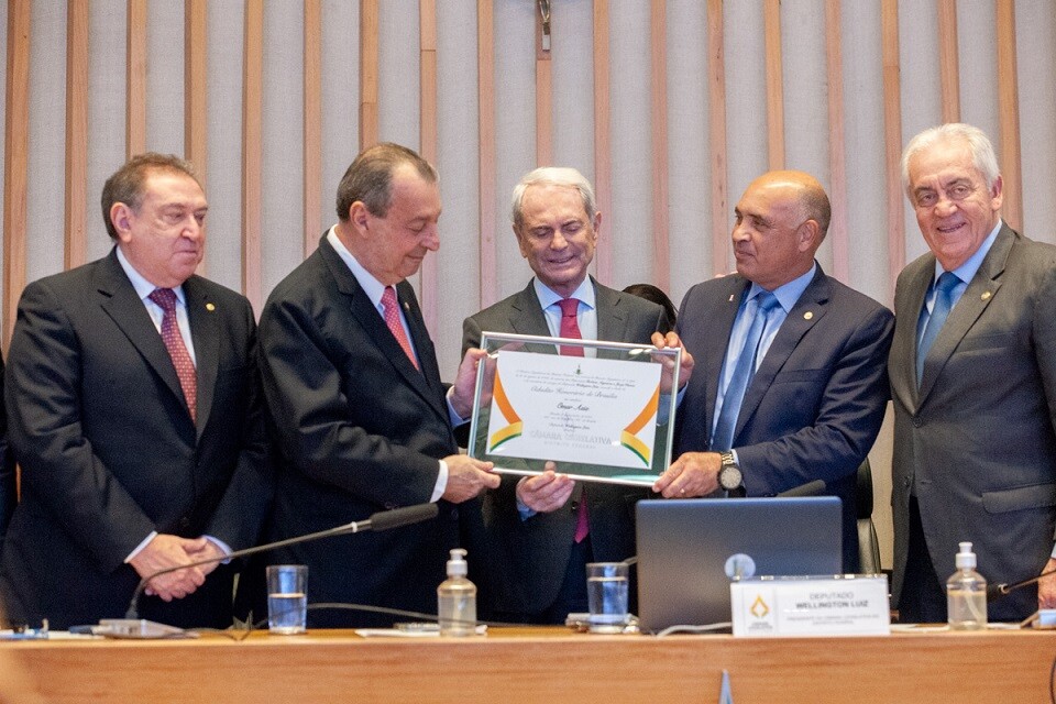 Omar Aziz recebe o título de cidadão honorário de Brasília
