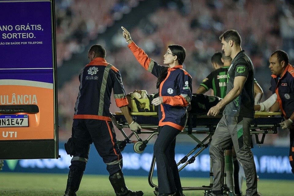 Rodriguinho, do América-MG, sofreu traumatismo cranioencefálico no clássico deste sábado (4), com o Atlético-MG, e está em observação hospitalar em Uberlândia