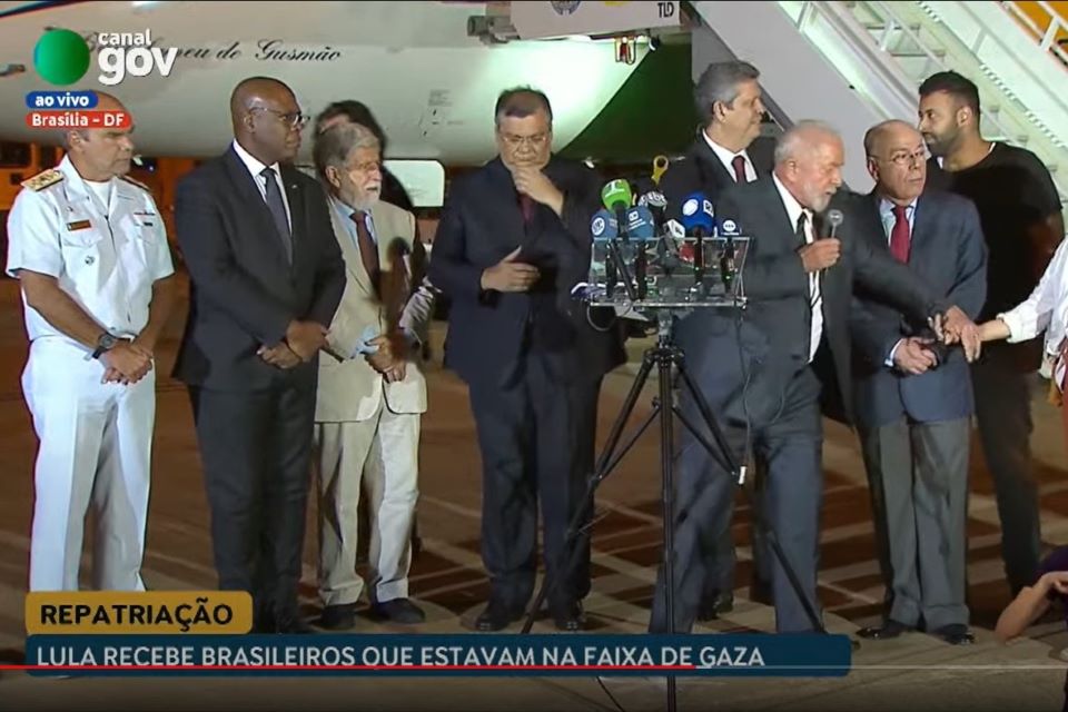 Repatriados de Gaza desembarcam em Brasília com recepção presidencial