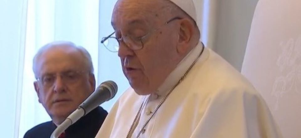 Com inflamação pulmonar, papa Francisco anuncia ida a Dubai para a COP