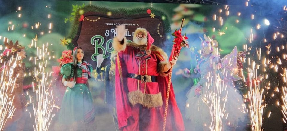 A chegada de Papai Noel ao Terraço Shopping foi marcada por um espetáculo de luzes