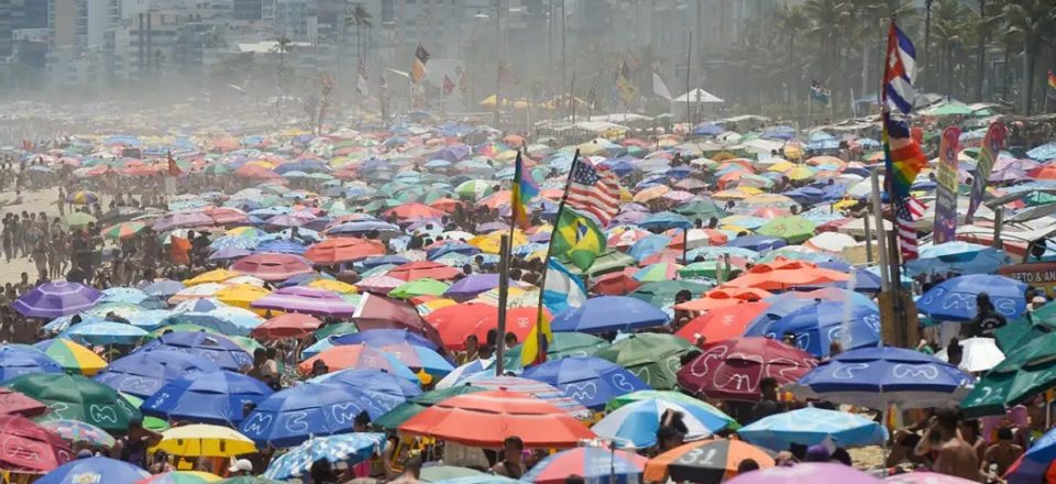 No Rio de Janeiro, cariocas e turistas lotaram as praias nesta quarta-feira (15), feriado da proclamação da República