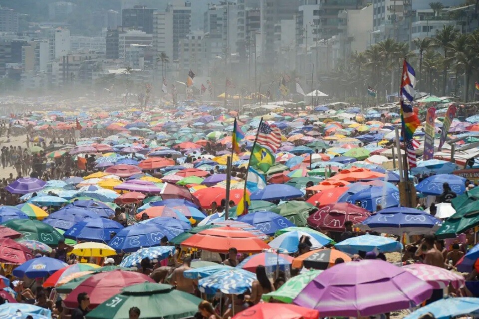 No Rio de Janeiro, cariocas e turistas lotaram as praias nesta quarta-feira (15), feriado da proclamação da República