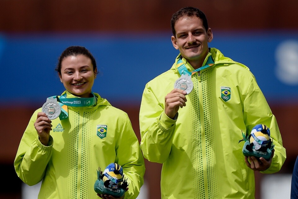 Ana Machado e Marcus D’Almeida faturaram a medalha de prata no tiro com arco, nas duplas mistas