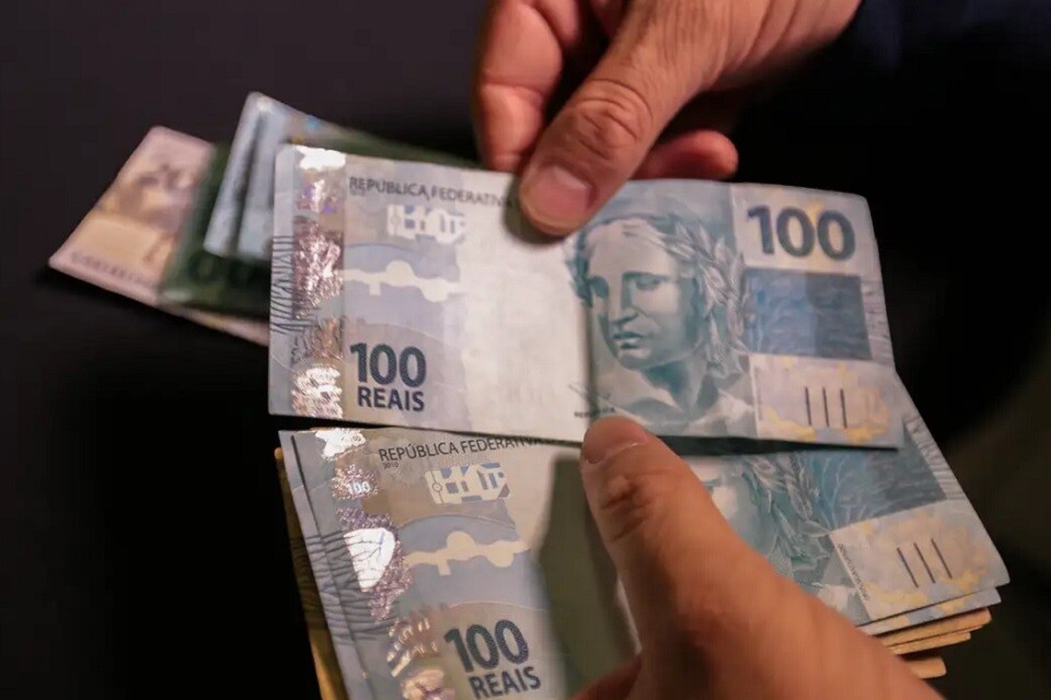 A partir de 1º de janeiro de 2024, o salário mínimo oficial do Brasil será de R$ 1.412