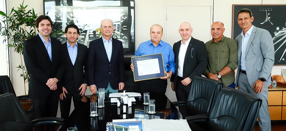 André Octávio Kubitschek; secretário de Turismo, Cristiano Araújo; Paulo Octávio; governador Ibaneis Rocha; o presidente da Abih-DF, Henrique Severian; Wellington Luiz, presidente da Câmara Legislativa; e Fabiano Farah, durante a entrega da homenagem