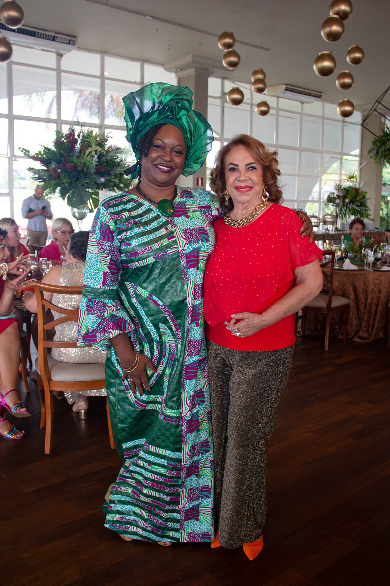Laura Mbeng (Embaixatriz de Camarões) e Rosa Rezende