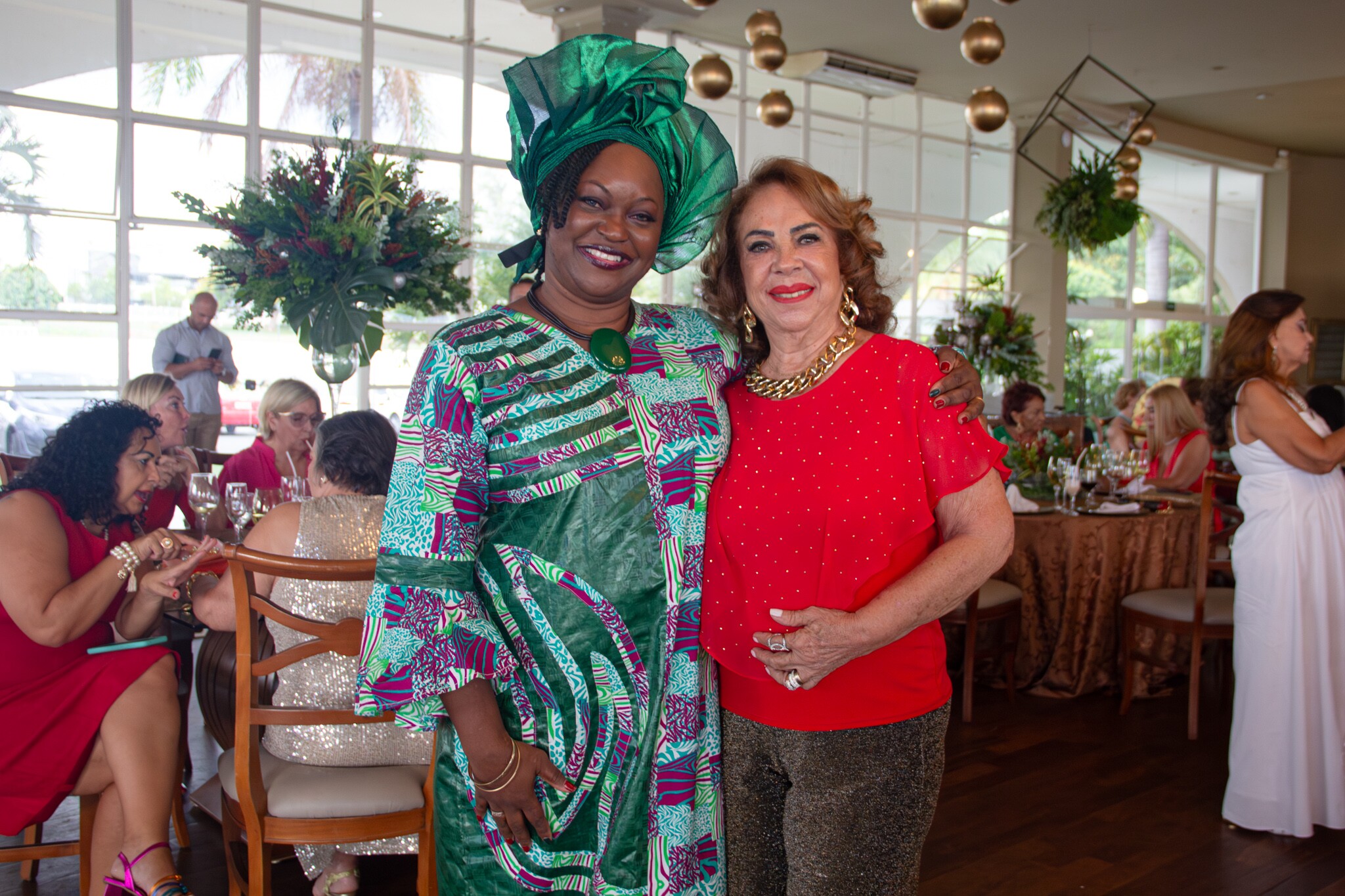 Laura Mbeng (Embaixatriz de Camarões) e Rosa Rezende (2)