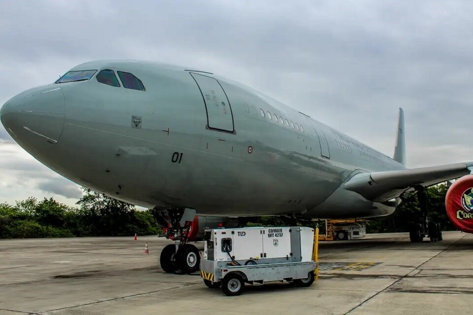O KC-30 está pronto para decolar da Base Aérea do Galeão, no Rio de Janeiro, e repatriar brasileiros que estão na Faixa de Gaza