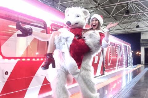 Além dos personagens das cenas de Natal, a ação também decorou um trem do Metrô com adesivagem e muitas luzes | Foto: Asley Ribeiro/Metrô-DF