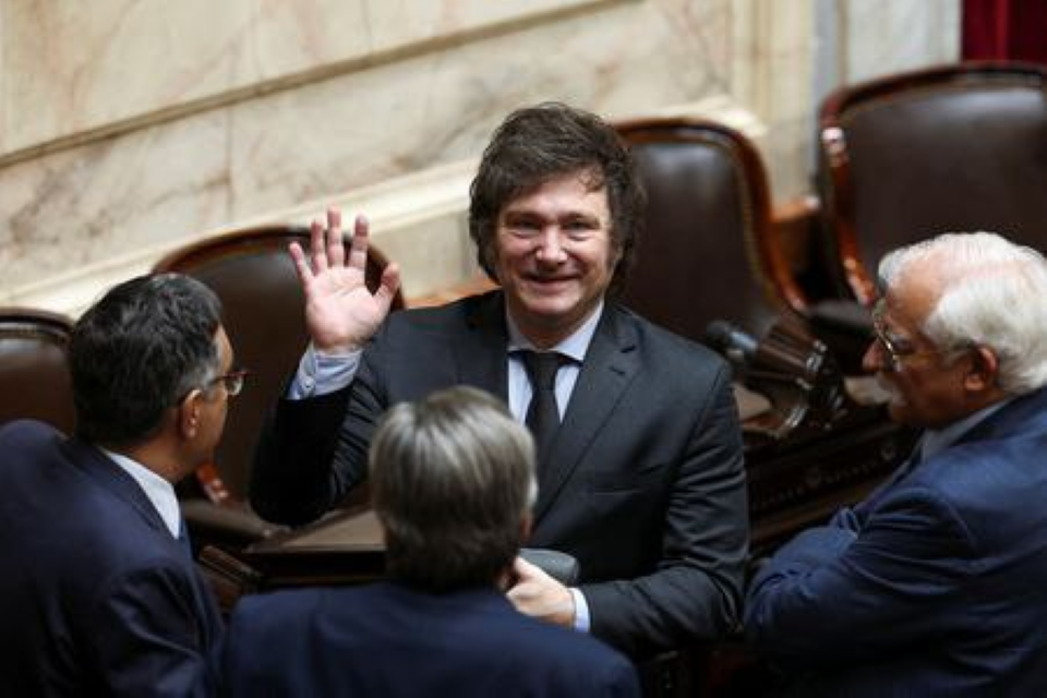 Javier Milei pressiona membros do congresso argentino a aprovar seu pacote de medidas